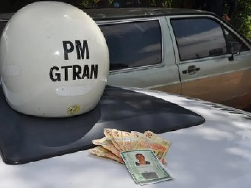 Carro abandonado com notas falsas é encontrado em Coxim