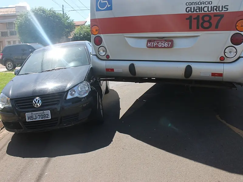 Homem vai auxiliar acidente envolvendo sua esposa e ônibus bate em seu carro