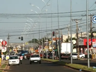 Prefeitura começa a instalar iluminação no canteiro central da Júlio de Castilho