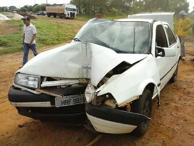 Adolescente tenta fugir e bate carro com 390kg de maconha