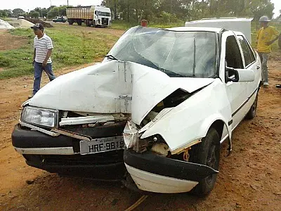 Adolescente tenta fugir e bate carro com 390kg de maconha