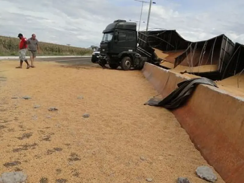 Carreta carregada de soja tomba em Itaporã