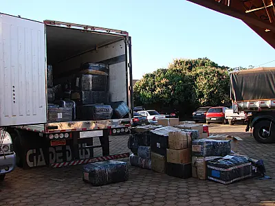 PF de Naviraí apreende carreta repleta de contrabando