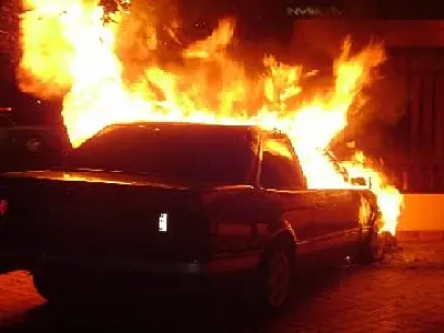 Carro pega fogo ao bater em muro de residência em Chapadão do Sul