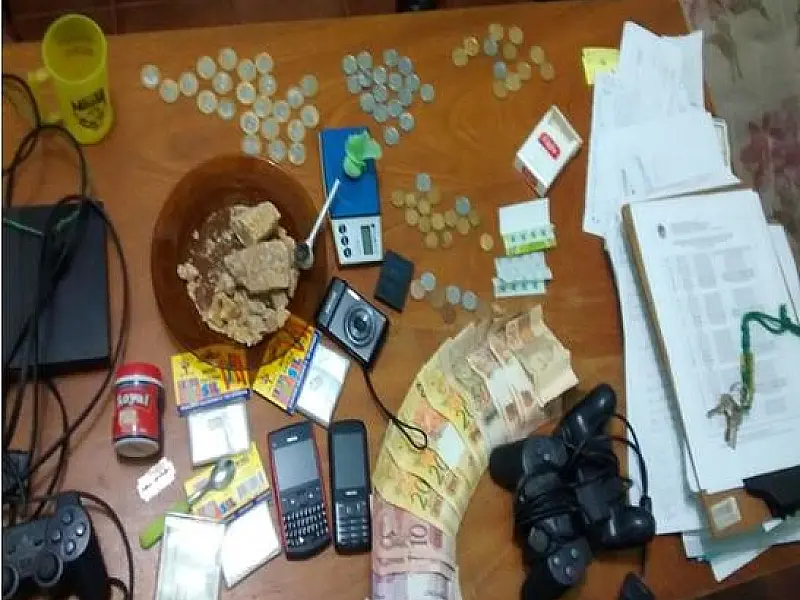 Polícia prende mulher acusada de tráfico, associação e corrompção de menor