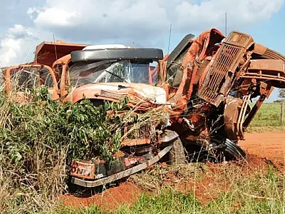 Colisão entre caminhões deixa duas pessoas feridas em Nova Andradina