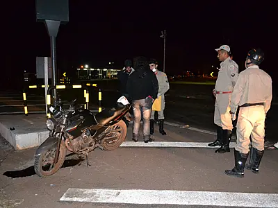 Motociclista bate em proteção de redutor de velocidade em Coxim