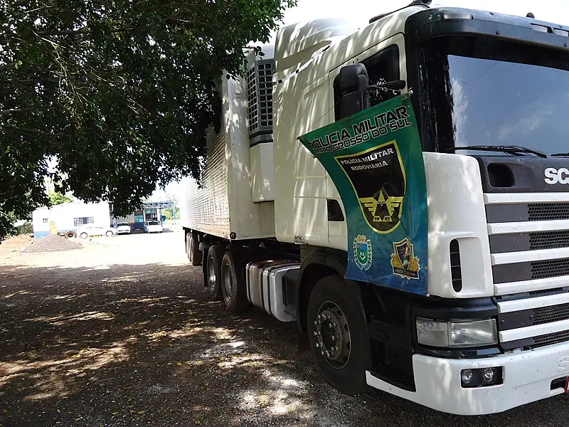 Policiais encontram carga irregular em caminhão baú