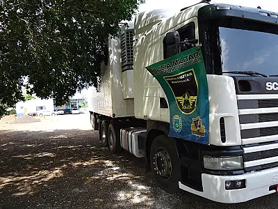 Policiais encontram carga irregular em caminhão baú