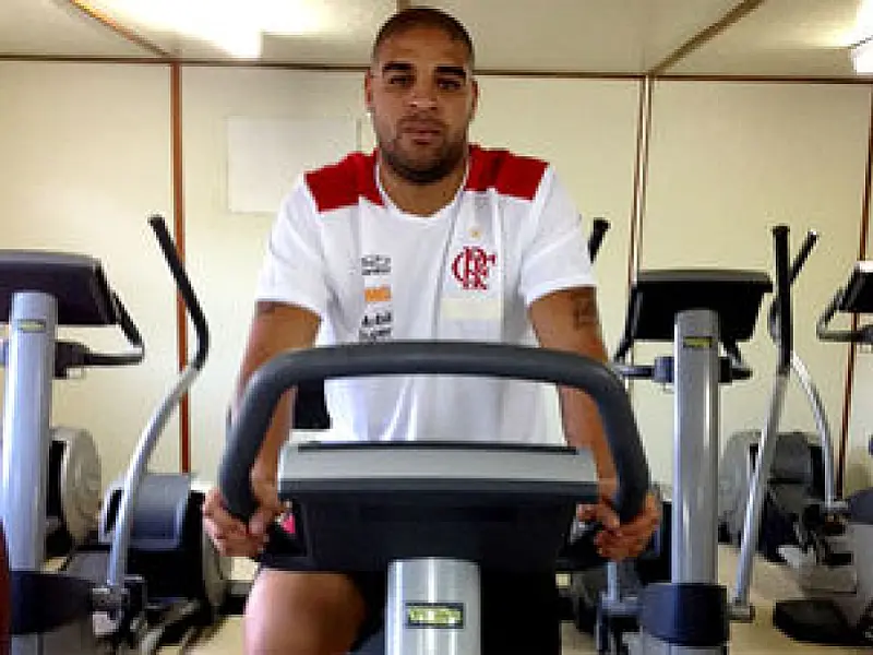 Adriano inicia fisioterapia no Ninho do Urubu