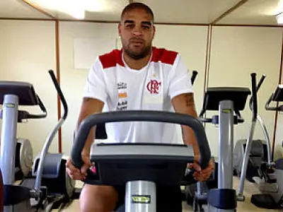 Adriano inicia fisioterapia no Ninho do Urubu