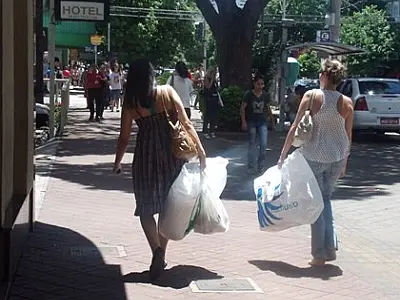 Consumidores gastam mais que o previsto neste Natal