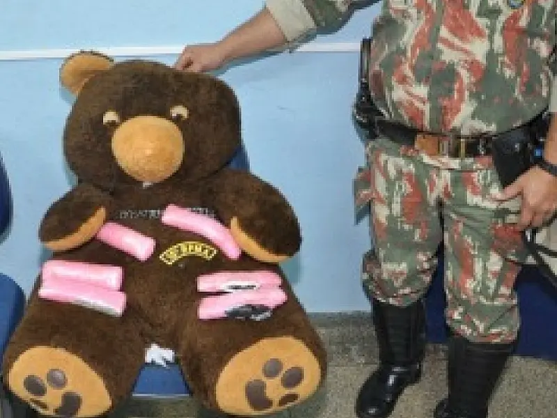 Adolescente é apreendido com 1,5 kg de haxixe em urso de pelúcia