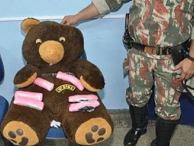 Adolescente é apreendido com 1,5 kg de haxixe em urso de pelúcia