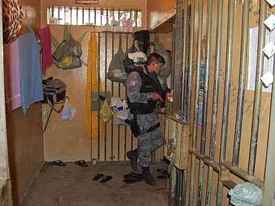 Polícia apreende celulares e descobre grades serradas em Batayporã