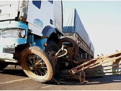 Idoso tem carroça atropelada por carreta e morre