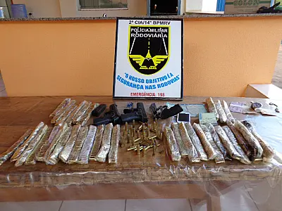 PMR apreende armas e munições transportadas em veículo