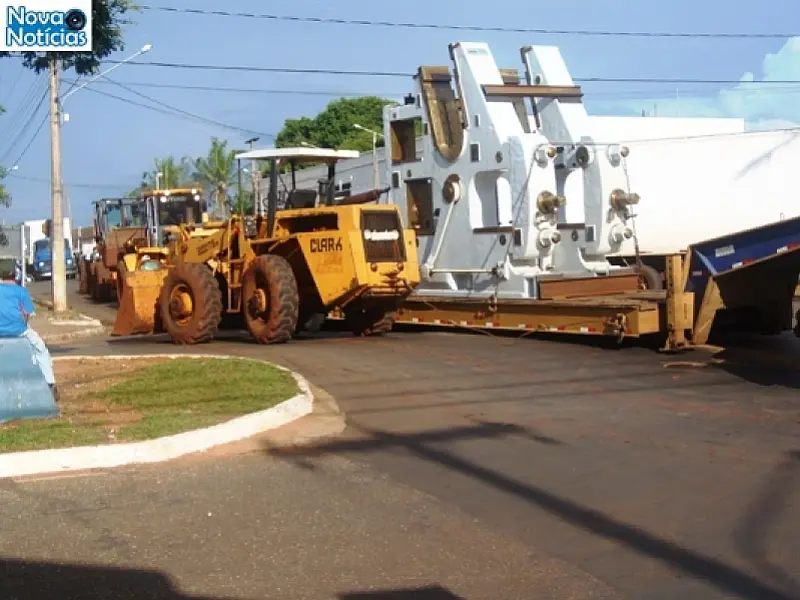 Carreta enrosca em Avenida de Nova Andradina