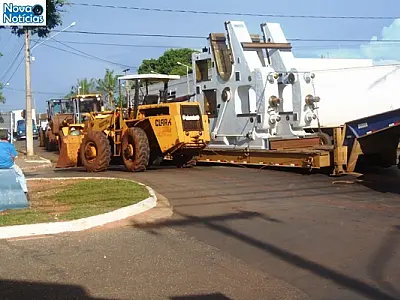 Carreta enrosca em Avenida de Nova Andradina