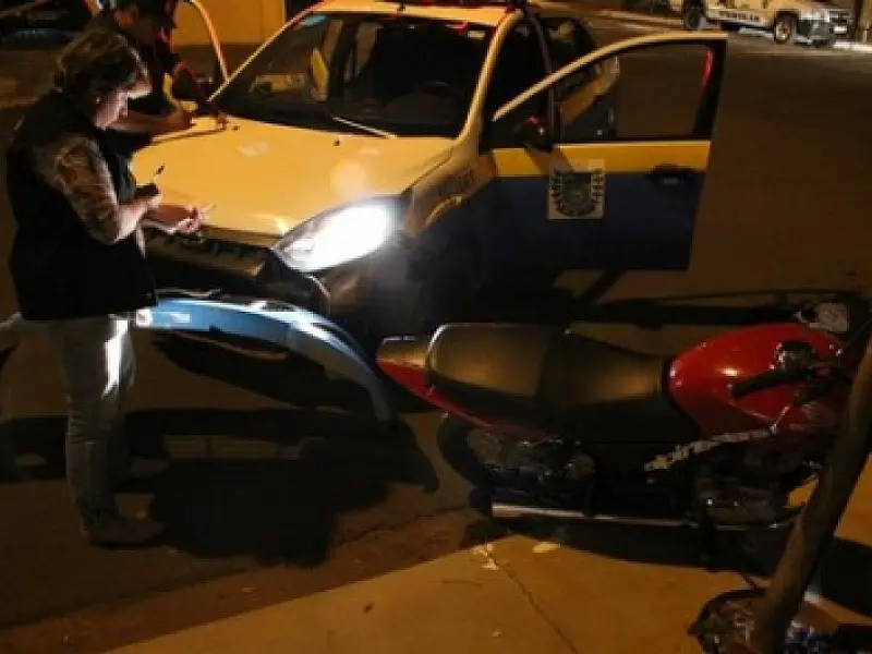 Dois jovens de moto batem em viatura policial