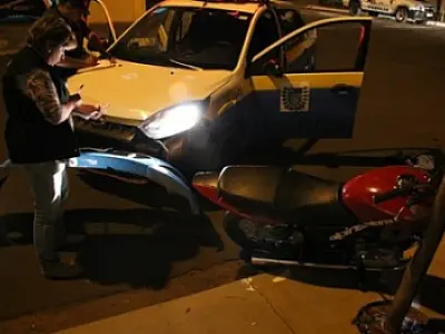 Dois jovens de moto batem em viatura policial