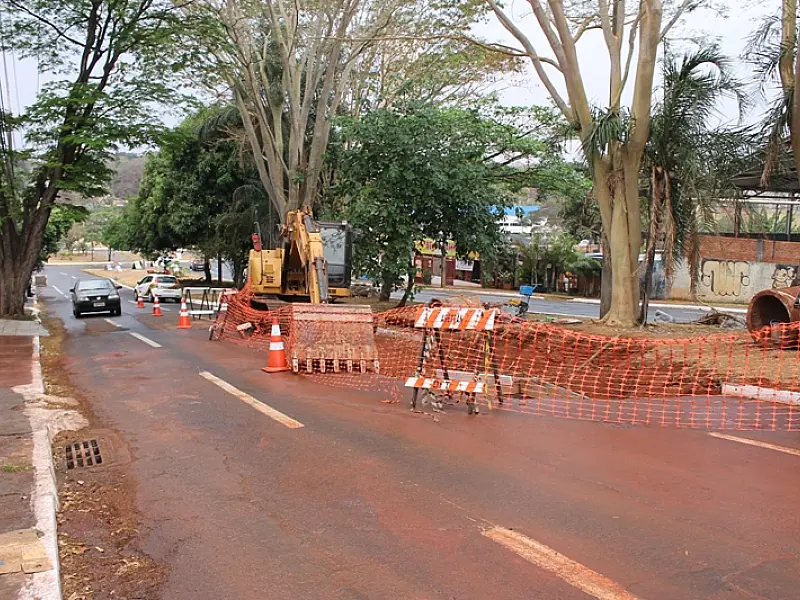 Após asfalto ceder e ser interditada, Avenida Mato Grosso tem uma faixa da pista liberada