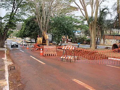 Após asfalto ceder e ser interditada, Avenida Mato Grosso tem uma faixa da pista liberada