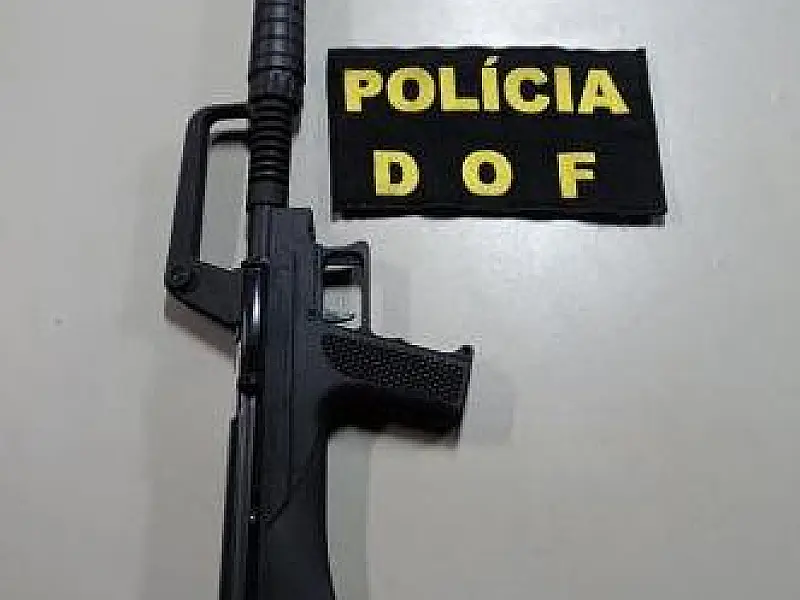 DOF apreende simulacro de arma de fogo em veículo