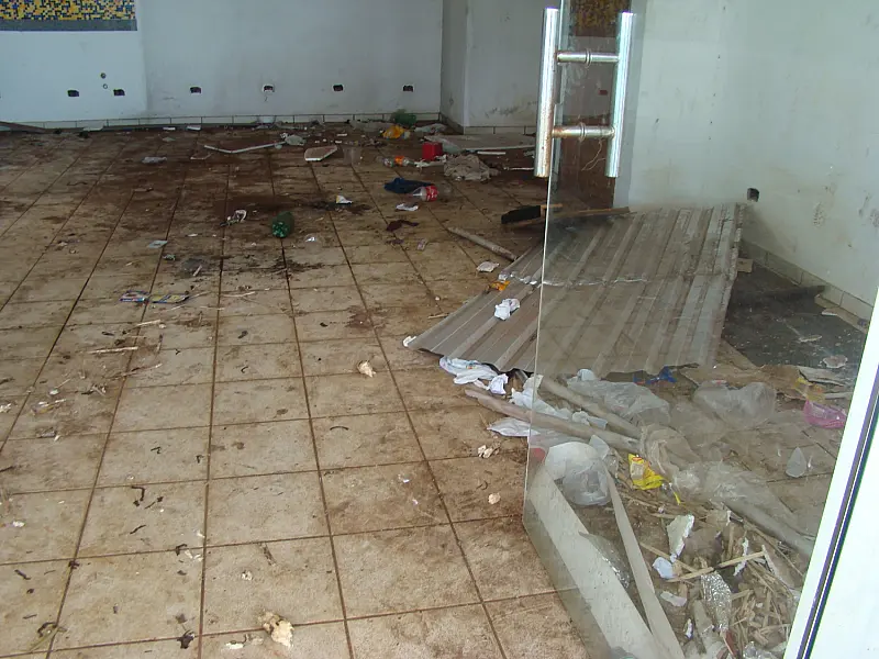 Posto desativado vira abrigo de moradores de rua no Maria Pedrossian