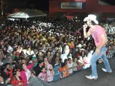 Comemoração em Bonito começou com show de Munhoz e Mariano