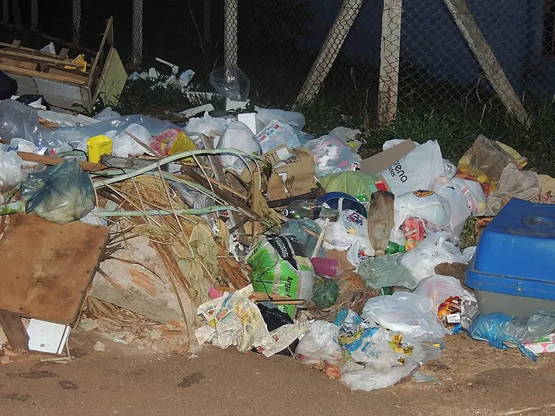 Órgãos públicos sofrem com a falta de limpeza e mato toma conta de posto