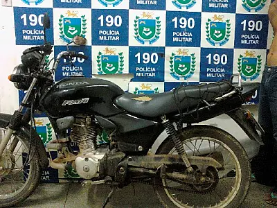 PM prende homem com mandado de prisão e recupera moto furtada