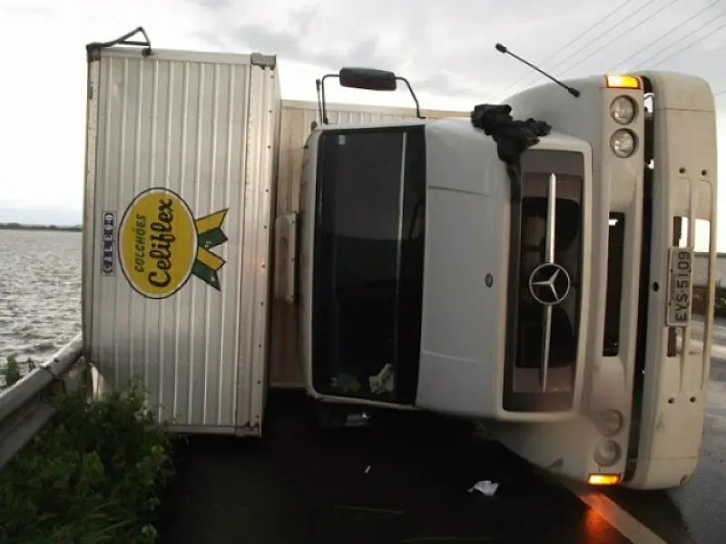Rajada de vento tomba caminhão sobre ponte na MS-267