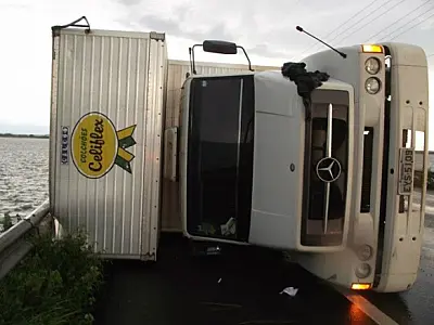 Rajada de vento tomba caminhão sobre ponte na MS-267