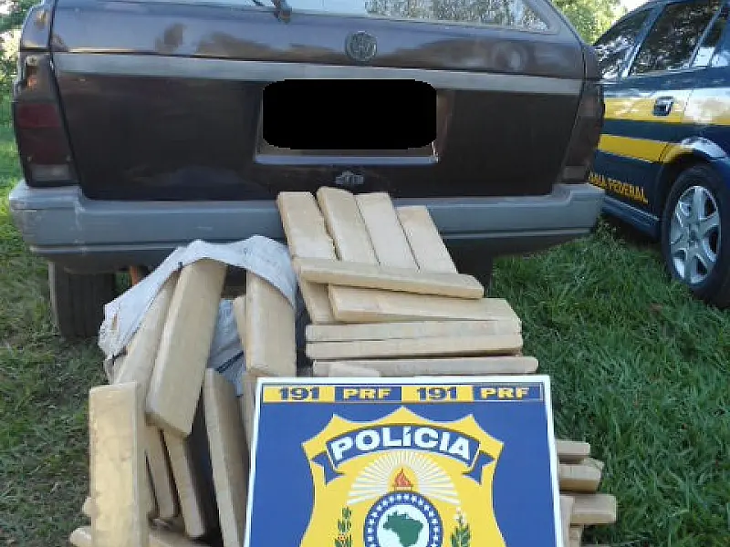 Veículo é apreendido e condutor preso com 116 quilos de maconha
