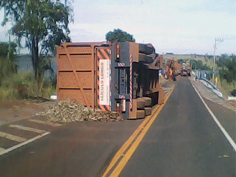 Carreta com 90 toneladas de cana tomba na BR-158, em MS