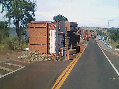 Carreta com 90 toneladas de cana tomba na BR-158, em MS