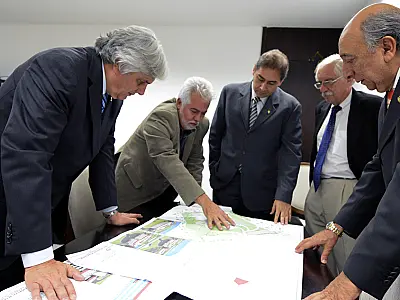 Bernal apresenta a Delcídio projeto do hospital de Campo Grande