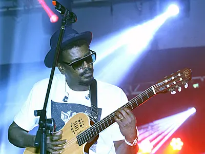 Seu Jorge segura público de 10 mil em em Festival de Bonito