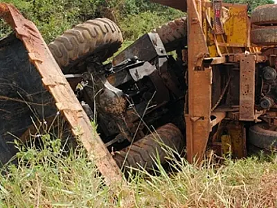 Motorista perde o controle e caminhão tomba em estrada do MT