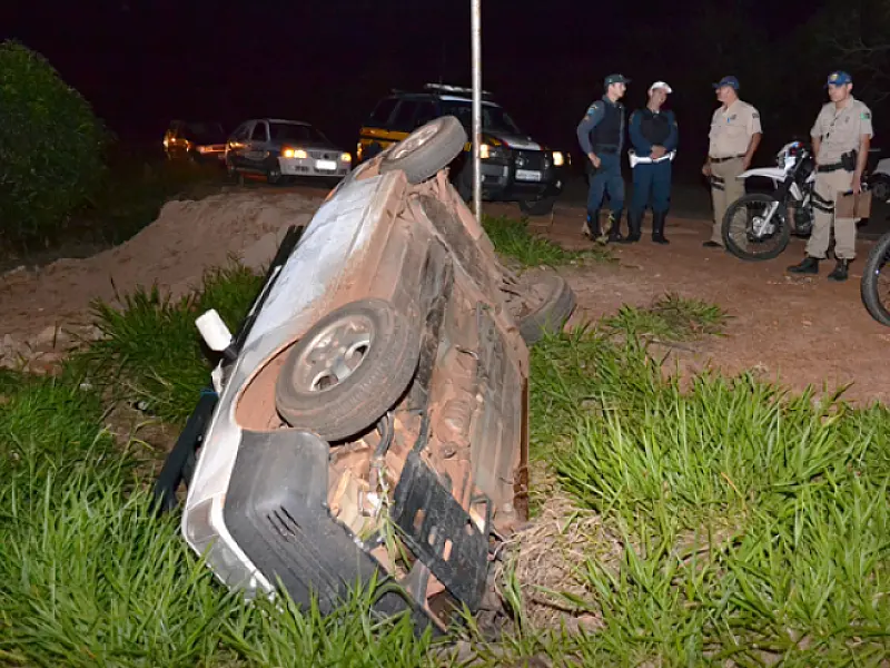 Eletricista cai com carro em valeta na BR-359, entre Coxim e Silviolândia