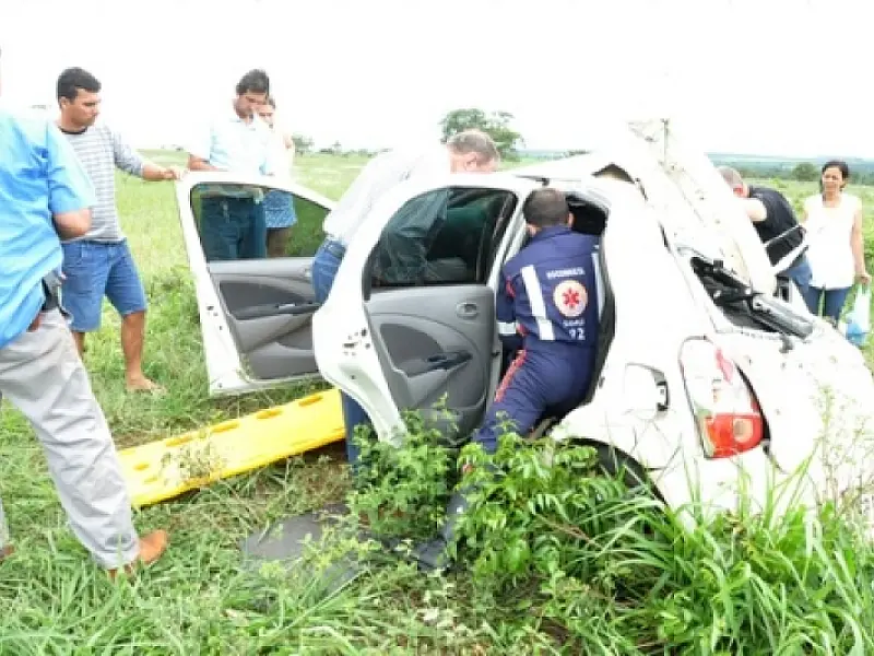 Duas pessoas sofrem grave acidente na BR 060