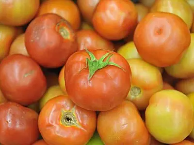 Tomate volta a ser o vilão e puxa alta na cesta básica da Capital