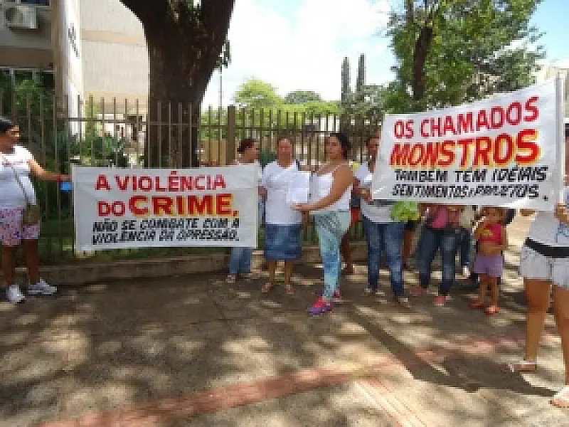 Mulheres de presos fazem protestos e entregam abaixo-assinado