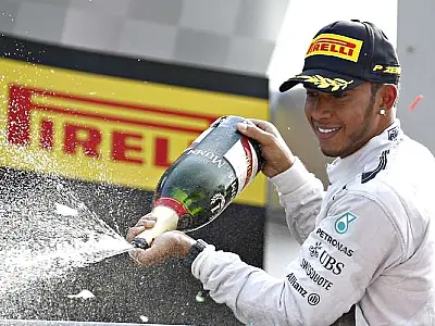 Hamilton vence prêmio da Itália; Massa volta ao pódio em 3º