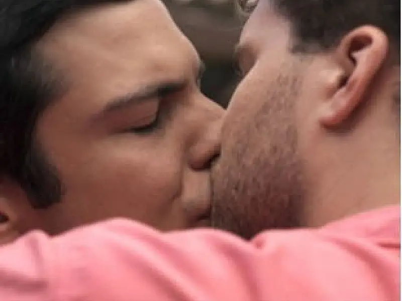 Cena de novela que mostrou beijo gay repercute em redes sociais e conversas