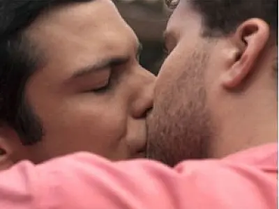 Cena de novela que mostrou beijo gay repercute em redes sociais e conversas