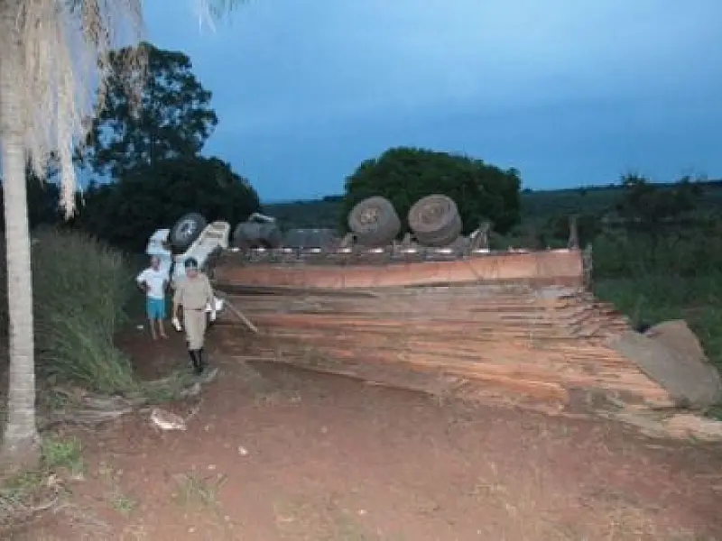 Motorista dorme ao volante e tomba caminhão em Rio Verde
