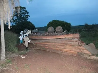Motorista dorme ao volante e tomba caminhão em Rio Verde