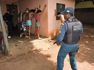 Travesti embriagado causa transtornos em Três Lagoas